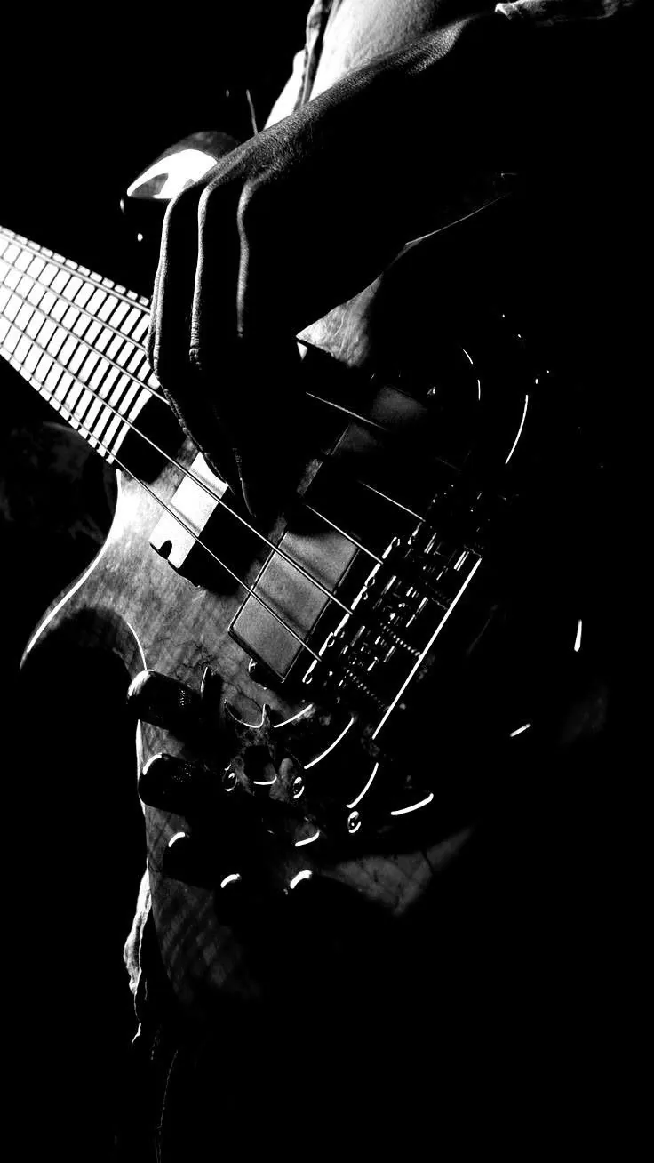 Bajista tocando en una escena de alto contraste